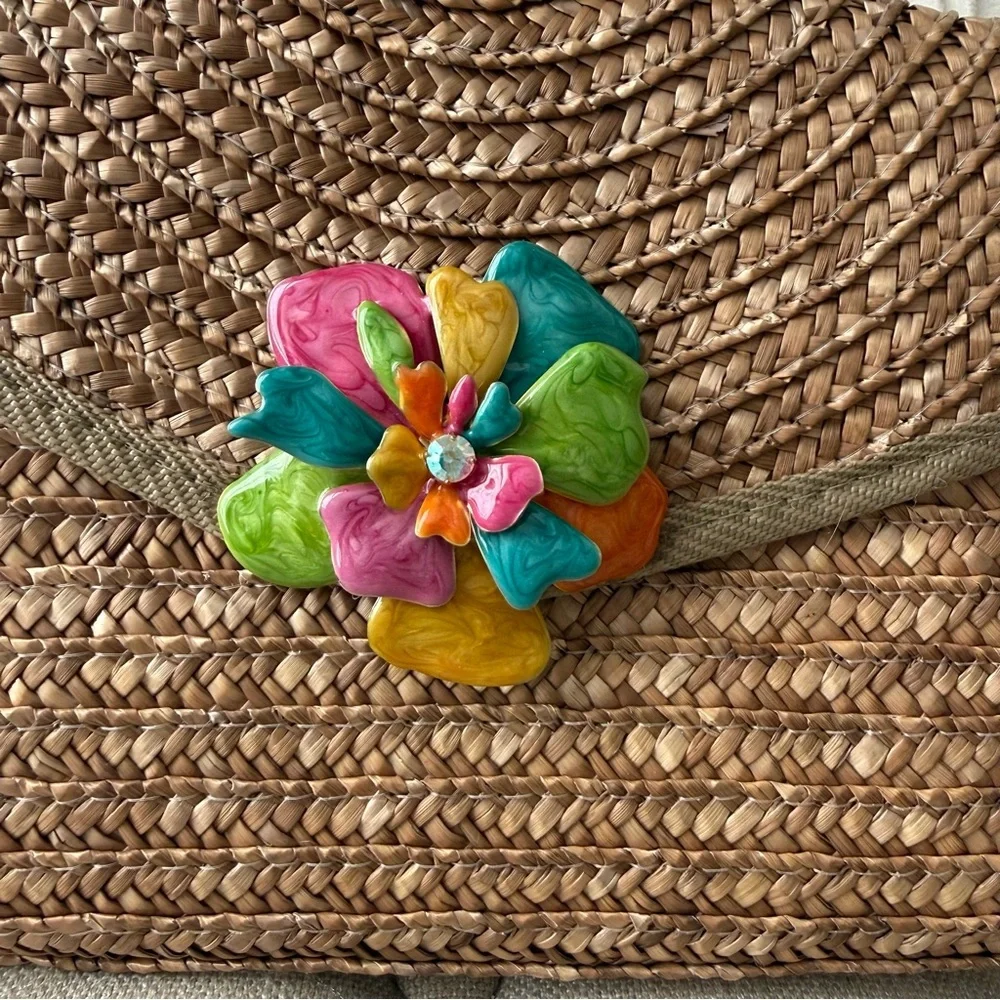 Boho-Chic Woven Straw Clutch with Vibrant Enamel Flower